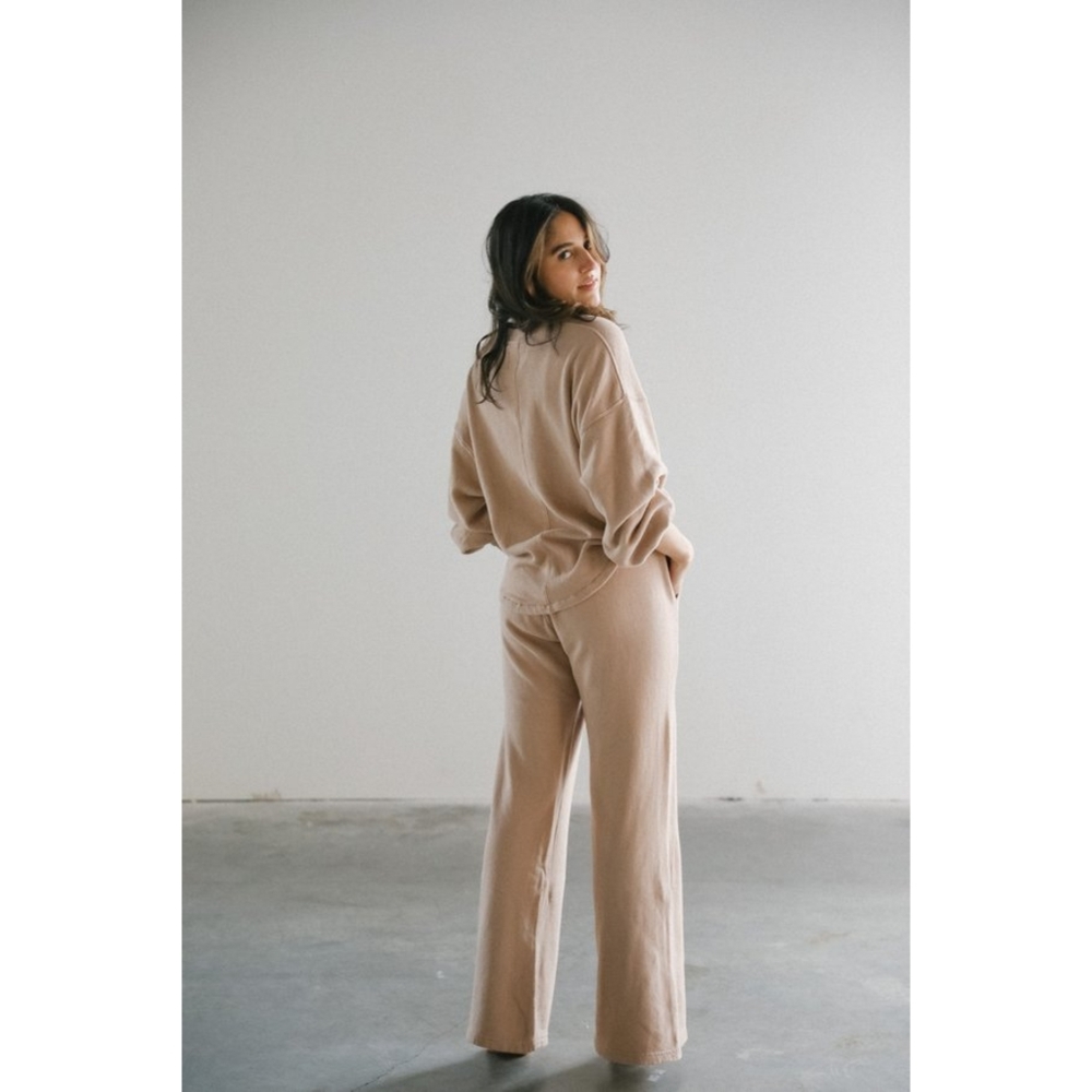 NEW Citizens of Humanity | Nia Wide-leg Sweatpant in Nougat - Picture 2 of 13